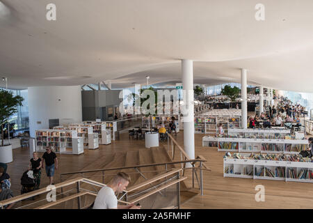 Helsinki, Finlandia - 09 giugno 2019 :l'Helsinki è di nuovo pubblico Biblioteca Centrale Oodi con una vasta gamma di servizi e strutture Foto Stock