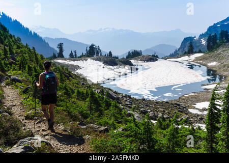 Escursionista sul Lago di Ann trail. Mount Baker-Snoqualmie Foresta Nazionale, Washington, Stati Uniti d'America Foto Stock