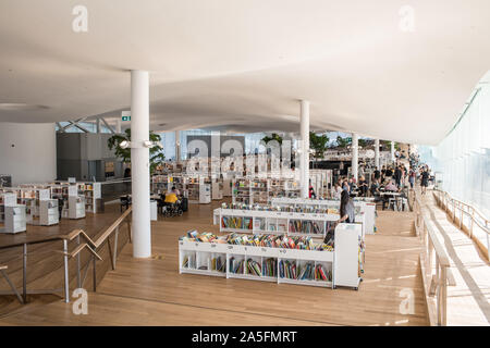 Helsinki, Finlandia - 09 giugno 2019 :l'Helsinki è di nuovo pubblico Biblioteca Centrale Oodi con una vasta gamma di servizi e strutture Foto Stock