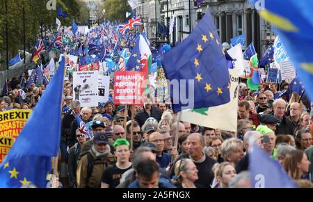 Londra, Regno Unito. 19 ott 2019. Centinaia di migliaia di persone sfilano in rotta per il Parlamento in un "voto popolare - Finale dire' marzo. La House of Commons è seduto per la prima volta in 37 i cantieri in un Sabato per discutere il nuovo Brexit trattativa. Voto popolare marzo, Londra, Regno Unito il 19 ottobre 2019. Credito: Paolo Marriott/Alamy Live News Foto Stock