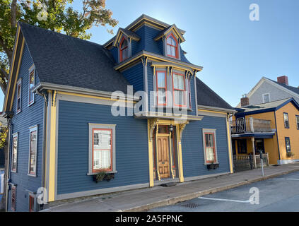Questa foto di una casa in Nova Scotian città di Lunenburg risale al mese di ottobre 2019. Lunenburg è una città portuale sulla riva sud di Nova Scotia, Canada. Fondata nel 1753, la città fu uno dei primi tentativi di Britannico per estinguere i protestanti in Nova Scotia destinato a spostare Mi'kmaqs Acadians e. L'architettura è unica: mondano cinque facciate dormer scozzese è la central dormer e ha, da mani di artigiani locali, stato sempre trasformato in leggenda architettonica, ed è solo in Lunenburg. Lunenburg è un sito Patrimonio Mondiale dell'UNESCO. Foto Stock