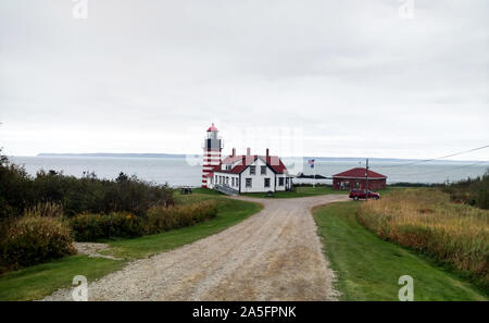 Questa foto del West Quoddy Head Lighthouse in Lubec, Maine, risale al mese di ottobre 2019. In 1808, West Quoddy Head Light divenne il faro più orientale negli Stati Uniti. Nel 1858, presente in rosso e bianco torre sostituito l'originale. Mantenuto dalla US Coast Guard, la Sua luce splende ancora attraverso il suo originale del terzo ordine lente di Fresnel. La luce è stata automatizzata in 1988. Foto Stock