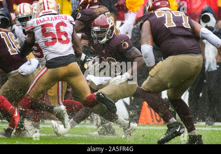 Washington Redskins running back Adrian Peterson (26) porta la palla nel quarto trimestre azione contro Washington Redskins a FedEx in campo Landover, Maryland, domenica 20 ottobre, 2018. Nella foto sono inoltre presenti San Francisco 49ers middle linebacker Kwon Alexander (56) e di Washington Redskins offensivo affrontare Ereck fiori, Suor (77). Il 49ers ha vinto il gioco 9 - 0.Credit: Ron Sachs/CNP | Utilizzo di tutto il mondo Foto Stock