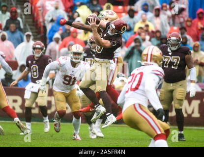 Il gioco. Xx oct, 2018. Washington Redskins wide receiver Trey Quinn (18) fa una cattura sfuggendo San Francisco 49ers defensive back K'Waun Williams (24) nel secondo trimestre azione a FedEx in campo Landover, Maryland, domenica 20 ottobre, 2018. San Francisco 49ers difensivo fine Arik Armstead (91) difende anche sul gioco. Il 49ers ha vinto il gioco 9 - 0.Credit: Ron Sachs/CNP | Utilizzo di credito in tutto il mondo: dpa/Alamy Live News Foto Stock