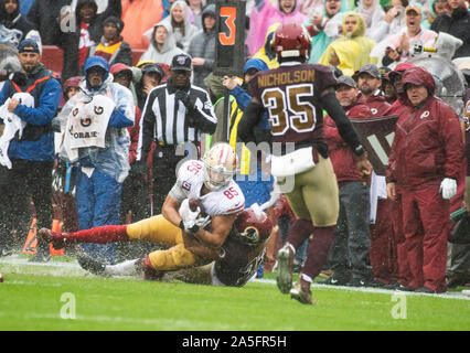 San Francisco 49ers stretto fine George Kittle (85) viene affrontato da Washington Redskins cornerback Quinton Dunbar (23) nel primo trimestre azione a FedEx in campo Landover, Maryland, domenica 20 ottobre, 2018. Anche nella foto è Washington Redskins forte Montae sicurezza Nicholson (35). Il 49ers ha vinto il gioco 9 - 0.Credit: Ron Sachs/CNP | Utilizzo di tutto il mondo Foto Stock