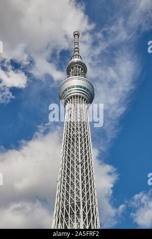 Tokyo Skytree dal di sotto Foto Stock