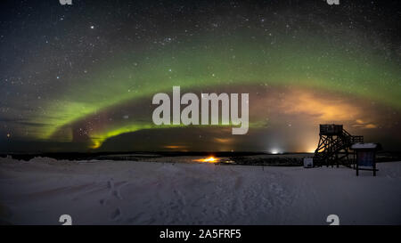 Luci del nord oltre il paesaggio rurale, Lapponia, Finlandia Foto Stock