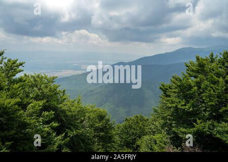 Shipka Pass - una montagna panoramica passano attraverso le montagne dei Balcani in Bulgaria. Foto Stock