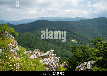 Shipka Pass - una montagna panoramica passano attraverso le montagne dei Balcani in Bulgaria. Foto Stock