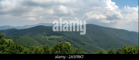 Shipka Pass - una montagna panoramica passano attraverso le montagne dei Balcani in Bulgaria. Vista panoramica. Foto Stock