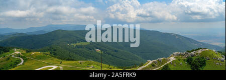 Shipka Pass - una montagna panoramica passano attraverso le montagne dei Balcani in Bulgaria. Vista panoramica. Foto Stock