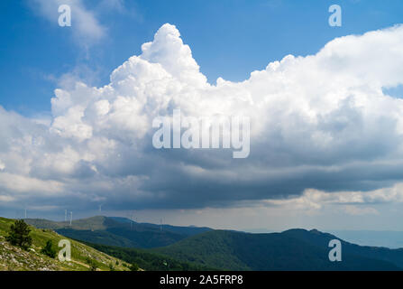 Vista di Shipka passano dal picco Buzludzha. Shipka Pass - una montagna panoramica passano attraverso le montagne dei Balcani in Bulgaria. Foto Stock