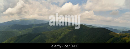 Shipka Pass - una montagna panoramica passano attraverso le montagne dei Balcani in Bulgaria. Vista panoramica. Foto Stock