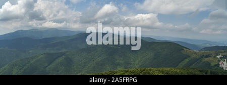 Shipka Pass - una montagna panoramica passano attraverso le montagne dei Balcani in Bulgaria. Vista panoramica. Foto Stock