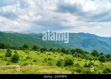 Vista di Shipka passano dal picco Buzludzha. Shipka Pass - una montagna panoramica passano attraverso le montagne dei Balcani in Bulgaria. Foto Stock