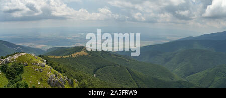 Shipka Pass - una montagna panoramica passano attraverso le montagne dei Balcani in Bulgaria. Vista panoramica. Foto Stock