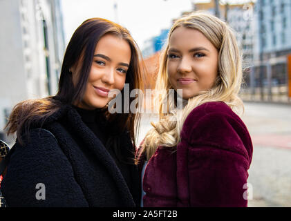 Close-up ritratto di felice e belle donne giovani amici in città Foto Stock