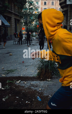 Giovane uomo in esecuzione durante le sommosse vicino a Via Laietana, Barcellona, Spagna Foto Stock