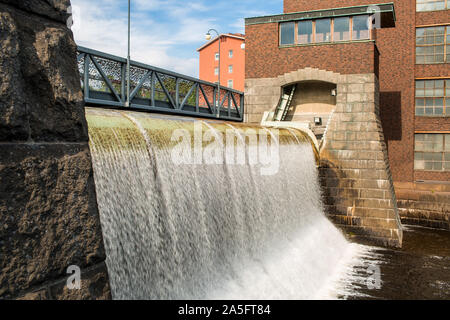 L'acqua della diga di una vecchia fabbrica di cotone a Tampere città industriale della Finlandia Foto Stock