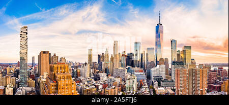 Panoramica aerea di Lower Manhattan skyline al tramonto Foto Stock