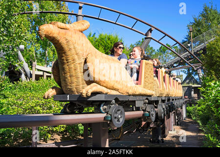 Il volo del Hippogriff Ride, persone a cavallo, Hogsmeade mondo di Wizarding di Harry Potter, Isole di avventura, Universal Studios Resort di Orlando, Foto Stock