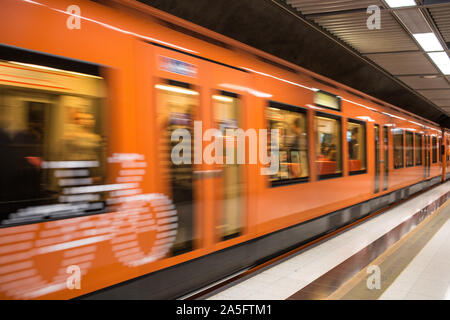 A Helsinki, Finlandia, 09 giugno 2019, il treno arriva in una stazione della metropolitana Foto Stock