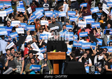 Michael Moore annuncia il suo supporto per presidenziale democratica, speranzoso Sen. Bernie Sanders durante un Bernie Torna al rally di Queensbridge Park. Foto Stock