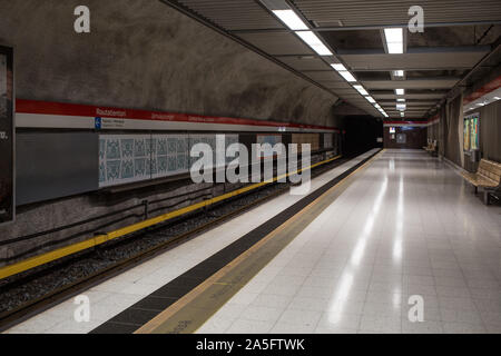 A Helsinki, Finlandia, 09 giugno 2019, il treno arriva in una stazione della metropolitana Foto Stock