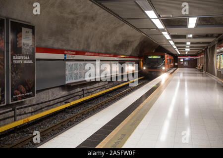 A Helsinki, Finlandia, 09 giugno 2019, il treno arriva in una stazione della metropolitana Foto Stock