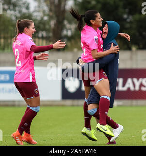 Dagenham, Regno Unito. Xx oct, 2019. DAGENHAM, Inghilterra - 20 ottobre: Kenza Dali e del West Ham United celebra il suo obiettivo con i compagni di team durante la Continental Cup tra West Ham United donne e Tottenham Hotspur a Rush Green Stadium il 20 ottobre 2019 in Dagenham, Inghilterra Credit: Azione Foto Sport/Alamy Live News Foto Stock