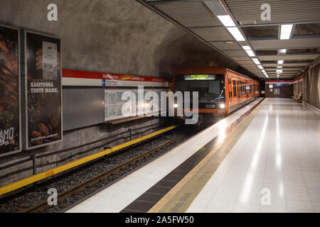 A Helsinki, Finlandia, 09 giugno 2019, il treno arriva in una stazione della metropolitana Foto Stock