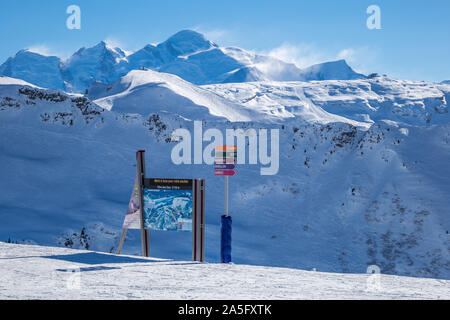 Nevoso inverno sulle Alpi francesi, stazione sciistica Flaine, Gran Massiccio area in vista di Mont Blanc, Haute Savoie, Francia Foto Stock