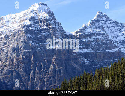 Montagne innevate sopra il lago Moraine. Moraine Lake, Banff National Park, Alberta, Canada. Foto Stock