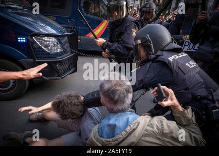 Una pacifica indipendenza protester seduto a terra è di essere stati sfrattati dalla polizia catalana durante la dimostrazione.il sesto giorno di protesta dopo l'annuncio delle sentenze da parte della Corte suprema di Spagna che condanna il catalano e i leader politici a lunghe pene detentive. Il agenti antisommossa hanno ripetutamente caricato i manifestanti intorno della stazione centrale di polizia della polizia nazionale in Via Laietana. Foto Stock