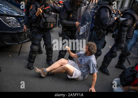 Una pacifica indipendenza protester seduto a terra è di essere stati sfrattati dalla polizia catalana durante la dimostrazione.il sesto giorno di protesta dopo l'annuncio delle sentenze da parte della Corte suprema di Spagna che condanna il catalano e i leader politici a lunghe pene detentive. Il agenti antisommossa hanno ripetutamente caricato i manifestanti intorno della stazione centrale di polizia della polizia nazionale in Via Laietana. Foto Stock