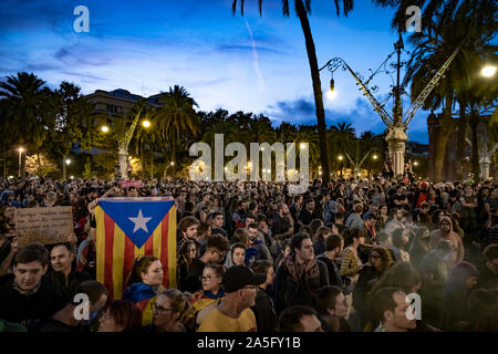 Un folto gruppo di manifestanti con un flag di indipendenza si riuniscono di fronte alla Corte Superiore di Giustizia della Catalogna durante la dimostrazione.il sesto giorno di protesta dopo l'annuncio delle sentenze da parte della Corte suprema di Spagna che condanna il catalano e i leader politici a lunghe pene detentive. Il agenti antisommossa hanno ripetutamente caricato i manifestanti intorno della stazione centrale di polizia della polizia nazionale in Via Laietana. Foto Stock