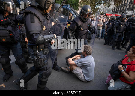 Una pacifica indipendenza protester seduto a terra è di essere stati sfrattati dalla polizia catalana durante la dimostrazione.il sesto giorno di protesta dopo l'annuncio delle sentenze da parte della Corte suprema di Spagna che condanna il catalano e i leader politici a lunghe pene detentive. Il agenti antisommossa hanno ripetutamente caricato i manifestanti intorno della stazione centrale di polizia della polizia nazionale in Via Laietana. Foto Stock