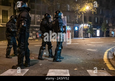 Il catalano poliziotti avviso stand durante la manifestazione.il sesto giorno di protesta dopo l'annuncio delle sentenze da parte della Corte suprema di Spagna che condanna il catalano e i leader politici a lunghe pene detentive. Il agenti antisommossa hanno ripetutamente caricato i manifestanti intorno della stazione centrale di polizia della polizia nazionale in Via Laietana. Foto Stock