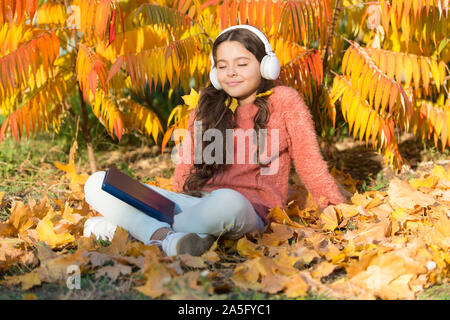 Dove inizia la elearning. Bambino Piccolo elearning sulla giornata d'autunno. Bambina imparare online su foglie di giallo. La formazione a distanza o elearning. Corso on-line. Tecnologia educativa. eLearning. Foto Stock