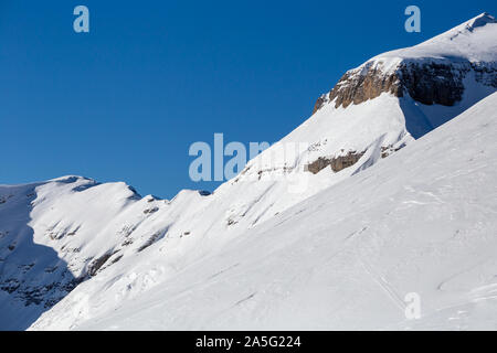 Nevoso inverno sulle Alpi francesi, stazione sciistica Flaine, Gran Massiccio area in vista di Mont Blanc, Haute Savoie, Francia Foto Stock