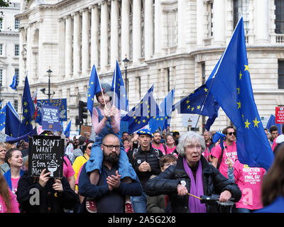 Vista di anti Brexit manifestanti marciano verso il basso Whitehall a Londra durante il voto popolare marzo sabato 19 ottobre 2019 Foto Stock