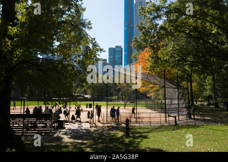 Softball Game al Heckscher Ballfields nel Central Park di New York, Stati Uniti d'America Foto Stock