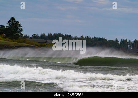 Scarborough, ME, 10 Ottobre 2019: forte risacca generata da un noreaster lungo la costa del Maine crea un barile di infissione Foto Stock