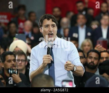 Vancouver, Canada. Xx oct, 2019. Liberale canadese leader del Partito Justin Trudeau parla di costituenti a Woodward Atrium in Gastown, Vancouver, British Columbia, 20 ottobre 2019 durante l ultimo giorno dell elezione federale di campagna elettorale. Il giorno delle elezioni è domani, 21 ottobre, 2019. Foto di Heinz Ruckemann/UPI Credito: UPI/Alamy Live News Foto Stock