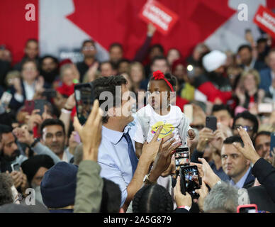 Vancouver, Canada. Xx oct, 2019. Liberale canadese leader del Partito Justin Trudeau saluta costituenti a Woodward Atrium in Gastown, Vancouver, British Columbia, 20 ottobre 2019 durante l ultimo giorno dell elezione federale di campagna elettorale. Il giorno delle elezioni è domani, 21 ottobre, 2019. Foto di Heinz Ruckemann/UPI Credito: UPI/Alamy Live News Foto Stock