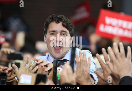 Vancouver, Canada. Xx oct, 2019. Liberale canadese leader del Partito Justin Trudeau saluta costituenti a Woodward Atrium in Gastown, Vancouver, British Columbia, 20 ottobre 2019 durante l ultimo giorno dell elezione federale di campagna elettorale. Il giorno delle elezioni è domani, 21 ottobre, 2019. Foto di Heinz Ruckemann/UPI Credito: UPI/Alamy Live News Foto Stock