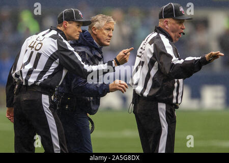 Seattle, Stati Uniti. Xx oct, 2019. Seattle Seahawks head coach Pete Carroll domande una chiamata ribaltata contro il Baltimore Ravens durante il secondo trimestre con un capoarbitro Butch Hannah (40) e il campo giudice Steve Zimmer (33) in campo CenturyLink Domenica, 20 ottobre 2019 a Seattle, Washington. Corvi e Seahawks tie13-13 a halftime in Seattle. Foto di Jim Bryant/UPI Credito: UPI/Alamy Live News Foto Stock