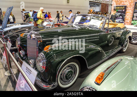 Francoforte, Germania - Settembre 2019: verde scuro MERCEDES-BENZ W188 300 Sc cabrio roadster 1951 1958, IAA International Motor Show Auto fieristico. Foto Stock