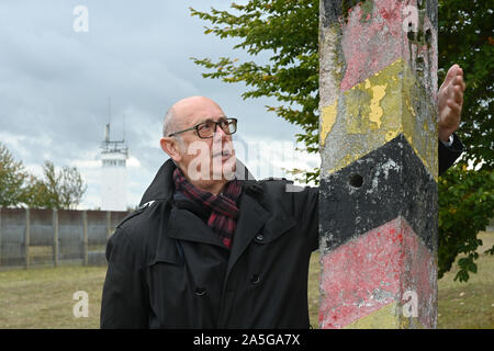 Rasdorf, Germania. Il 30 settembre, 2019. Berthold Dücker afferra un weathered posto di frontiera al confine memorial punto alfa. Punto Alfa è considerato uno dei più imponenti monumenti commemorativi di confine per la divisione della Germania. Dücker ha reso i servizi eccezionali per la conservazione del sito storico. (A rapporto di Korr 'Punto Alfa in transizione: da noi accampamento militare al confine Memorial') Credito: Uwe Zucchi/dpa/Alamy Live News Foto Stock