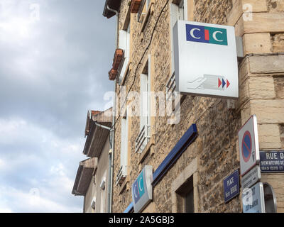 A BOURGOIN JALLIEU, Francia - 15 luglio 2019: CIC logo nella parte anteriore della loro banca locale in Bourgoin. Il CIC, o Credit Industriel et Commercial, è uno dei principali f Foto Stock